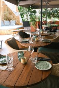 una mesa de madera con vasos y platos. en Hotel Mercure Roma Corso Trieste, en Roma