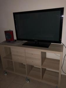 En TV eller et underholdningssystem på Apartamentos SOL Center Lloret