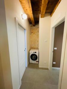 a hallway with a washing machine in a room at Appartamento London in Casa Bortolo 1837 in Zermeghedo