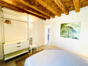a bedroom with a bed and a painting on the wall at Appartamento London in Casa Bortolo 1837 in Zermeghedo