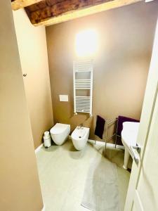 a bathroom with a toilet and a sink at Appartamento London in Casa Bortolo 1837 in Zermeghedo