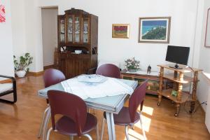 A television and/or entertainment centre at S300 - Sirolo, trilocale vicino al centro con vista mare