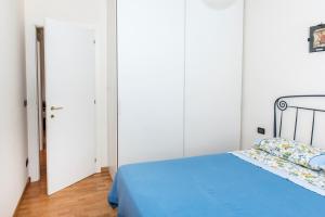 A bed or beds in a room at S300 - Sirolo, trilocale vicino al centro con vista mare