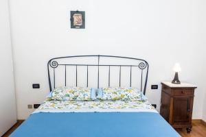 A bed or beds in a room at S300 - Sirolo, trilocale vicino al centro con vista mare