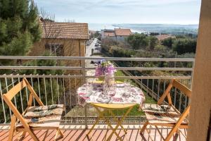 A balcony or terrace at S300 - Sirolo, trilocale vicino al centro con vista mare