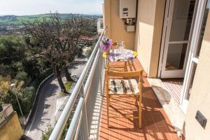 A balcony or terrace at S300 - Sirolo, trilocale vicino al centro con vista mare