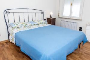 A bed or beds in a room at S300 - Sirolo, trilocale vicino al centro con vista mare