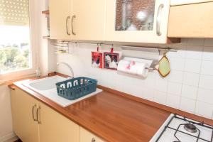 A kitchen or kitchenette at S300 - Sirolo, trilocale vicino al centro con vista mare
