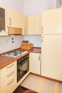 A kitchen or kitchenette at S300 - Sirolo, trilocale vicino al centro con vista mare