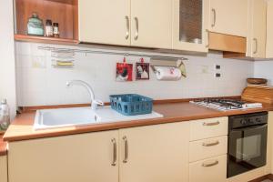 A kitchen or kitchenette at S300 - Sirolo, trilocale vicino al centro con vista mare