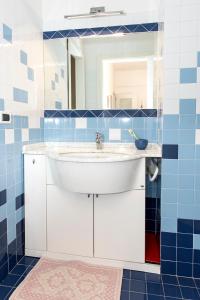 A bathroom at S300 - Sirolo, trilocale vicino al centro con vista mare