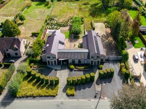 een luchtzicht op een groot huis met een tuin bij B&B Tabibito in Genk