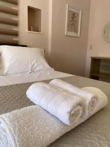 Ein Bett oder Betten in einem Zimmer der Unterkunft Keskos Luxury Villa