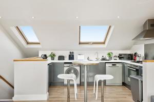 Kuchyňa alebo kuchynka v ubytovaní Stylish 2 Bed, Business & Leisure. Wifi and private garden; by First Serve - West Wimbledon
