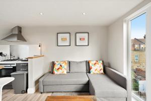 Ruang duduk di Stylish 2 Bed, Business & Leisure. Wifi and private garden; by First Serve - West Wimbledon
