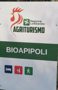 um sinal para o argentoento e um sinal para o blazpol em Agriturismo bio Apipoli em Lucino
