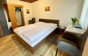 Schlafzimmer mit einem Bett und einem Schreibtisch mit einem Spiegel in der Unterkunft Privatzimmer Haider in Illmitz