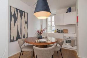 cocina con mesa de comedor y sillas en Ando Living - Santa Justa 77 Flats, en Lisboa