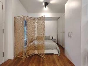 sypialnia z łóżkiem z metalową bramą w obiekcie Mazi Apartments Loft w mieście Mataró