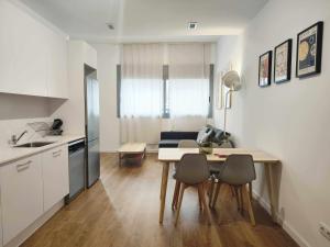 a kitchen and dining room with a table and chairs at Mazi Apartments Loft in Mataró