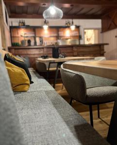 - une rangée de chaises et de tables dans un restaurant dans l'établissement Gasthof Scherer, à Mühlbach am Hochkönig