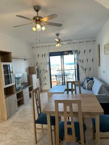 モハカルにあるSunny Breeze Apartmentのテーブルと椅子のあるダイニングルームとリビングルーム