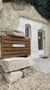 un banc devant un bâtiment en pierre dans l'établissement Insolite : Gîte Namaste à 500m à pied du Zoo de Beauval, à Seigy
