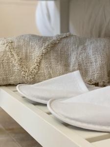 - une table avec 2 assiettes blanches et un oreiller dans l'établissement Insolite : Gîte Namaste à 500m à pied du Zoo de Beauval, à Seigy