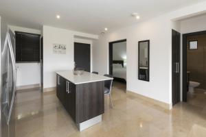 TV o dispositivi per l'intrattenimento presso Roble Sabana 304 Luxury Apartment - Reserva Conchal