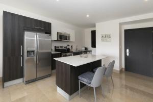 Kuchyň nebo kuchyňský kout v ubytování Roble Sabana 304 Luxury Apartment - Reserva Conchal