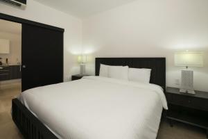 Postel nebo postele na pokoji v ubytování Roble Sabana 304 Luxury Apartment - Reserva Conchal