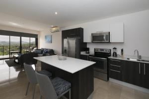 Cucina o angolo cottura di Roble Sabana 304 Luxury Apartment - Reserva Conchal
