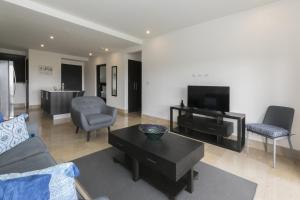 TV a/nebo společenská místnost v ubytování Roble Sabana 304 Luxury Apartment - Reserva Conchal + 37 fotografií