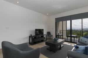 TV o dispositivi per l'intrattenimento presso Roble Sabana 304 Luxury Apartment - Reserva Conchal