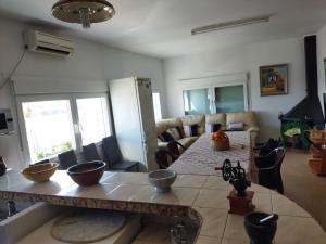 un soggiorno con un tavolo e un divano di Casa Joan de l'Illa a Deltebre