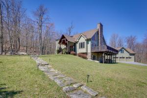 uma casa com um caminho de pedra em frente em Spacious Virginia Vacation Rental with Yard and Sauna em Purcellville