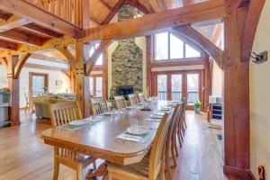 uma sala de jantar com uma longa mesa de madeira e cadeiras em Spacious Virginia Vacation Rental with Yard and Sauna em Purcellville