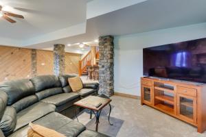 een woonkamer met een bank en een flatscreen-tv bij Spacious Virginia Vacation Rental with Yard and Sauna in Purcellville