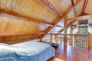 um quarto com uma cama num quarto com tectos em madeira em Spacious Virginia Vacation Rental with Yard and Sauna em Purcellville