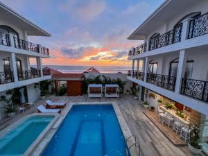 Eine Villa mit Pool und Meerblick in der Unterkunft Montañablu Hotel in Montañita