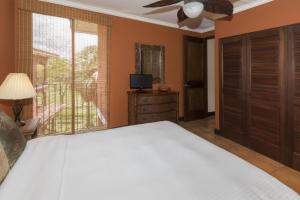 Voodi või voodid majutusasutuse Bougainvillea 5306 Luxury Apartment - Reserva Conchal toas
