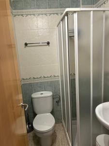 モハカルにあるSunny Breeze Apartmentの小さなバスルーム(トイレ、シンク付)