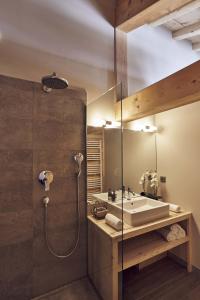 A bathroom at Le Lodge Chasse Montagne