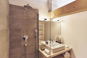 A bathroom at Le Lodge Chasse Montagne Még 68 kép