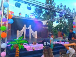 uma criança em pé num palco numa festa de aniversário em Mobil home 6/8 personnes camping 4*Frejus em Fréjus