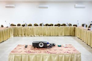 une table avec une radio en haut dans l'établissement Le Bedik de Kédougou, à Kédougou