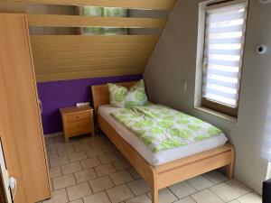 a small bed in a room with a window at Ferienwohnung/Monteurwohnung SZ-Reiki in Erbendorf