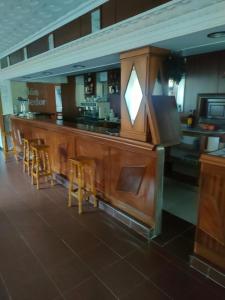 um bar num restaurante com cadeiras à volta em Hostal Casablanca em Ilha de Arousa