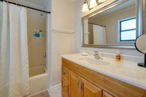 Koupelna v ubytování Condo with 2 Decks - Steps to Wrightsville Beach! + 26 fotografií