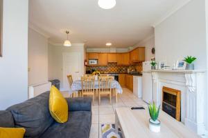 uma sala de estar com um sofá e uma mesa em 103 - The Townhouse at Gort na Coiribe by Shortstays em Galway